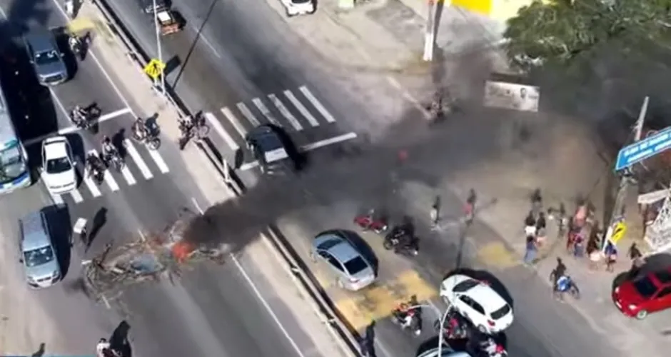 Falta d'água: Moradores interditam trecho da AL-101 Sul em protesto