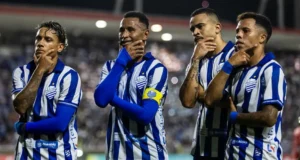 Com um gol em cada tempo, CSA supera Penedense e segue na liderança do Alagoano: 2×0