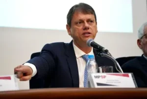 Tarcísio Acena a Nikolas Ferreira, Mas Desiste de Ato em Brasília