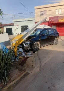 Duas pessoas ficam feridas após carro bater e derrubar poste na Rota dos Milagres