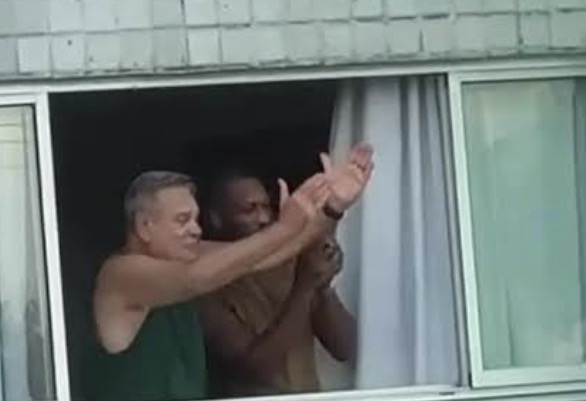 Cena Inusitada: Ronaldo Lessa Curte Show de Saulo da Varanda do Apartamento