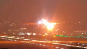 Pânico em Aeroporto: Motor de Avião Explode Durante Decolagem