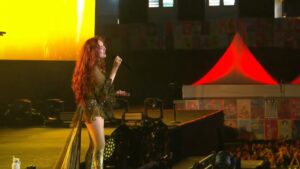 MCZ1: Chappell Roan Brilha no Lolla Enquanto Flamengo Enfrenta Vaia por Polêmica