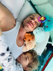 José Loreto celebra 8 anos da filha Bela com acampamento especial