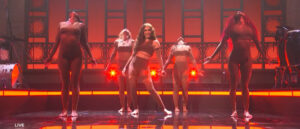 ANITTA INCENDEIA SNL COM “CHOKA CHOKA” E FAZ HISTÓRIA!