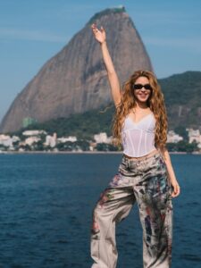 Shakira Desembarca no Rio e Aquece para Megashow em Copacabana