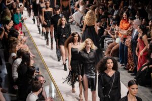 Petzold 1981 Eletriza Plateia em Estreia no Metrópoles Catwalk