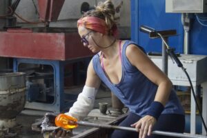 Arte Brasiliense em Foco: Patricia Bagniewski na Exposição “Constelações Contemporâneas”