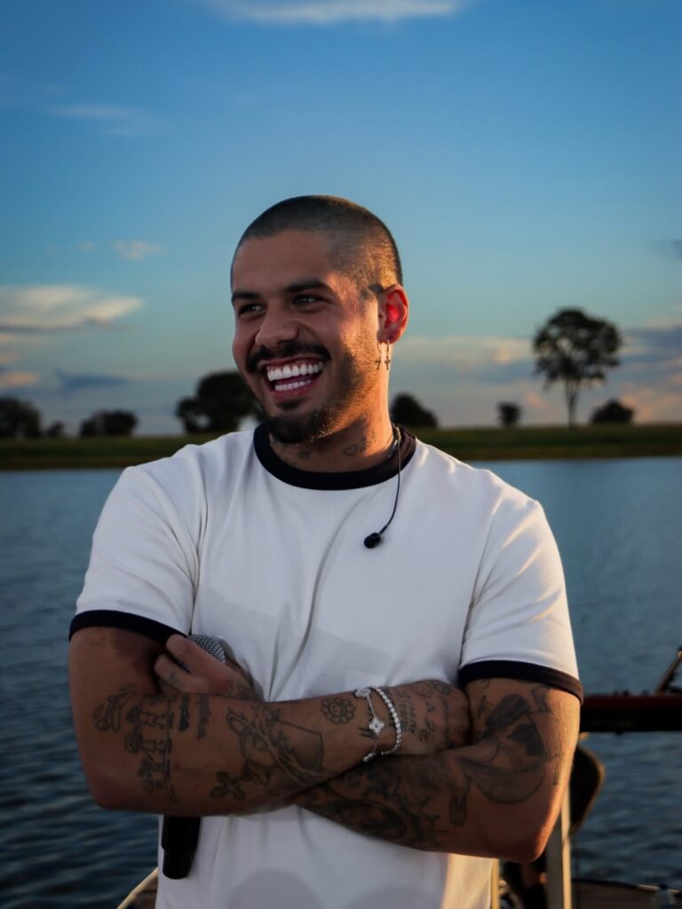 Zé Felipe dá “patada” em seguidor após crítica de “flop” musical