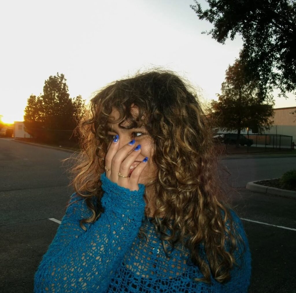 Bella Kay: Aos 20, Fenômeno do Pop Rock Conquista o Mundo!