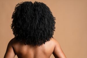 Relaxamento Capilar Viraliza e Conquista Cacheadas e Crespas com Nova Proposta