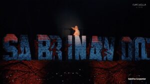 Sabrina Carpenter Eleva Coachella com Espetáculo Cinematográfico e Atores Convidados