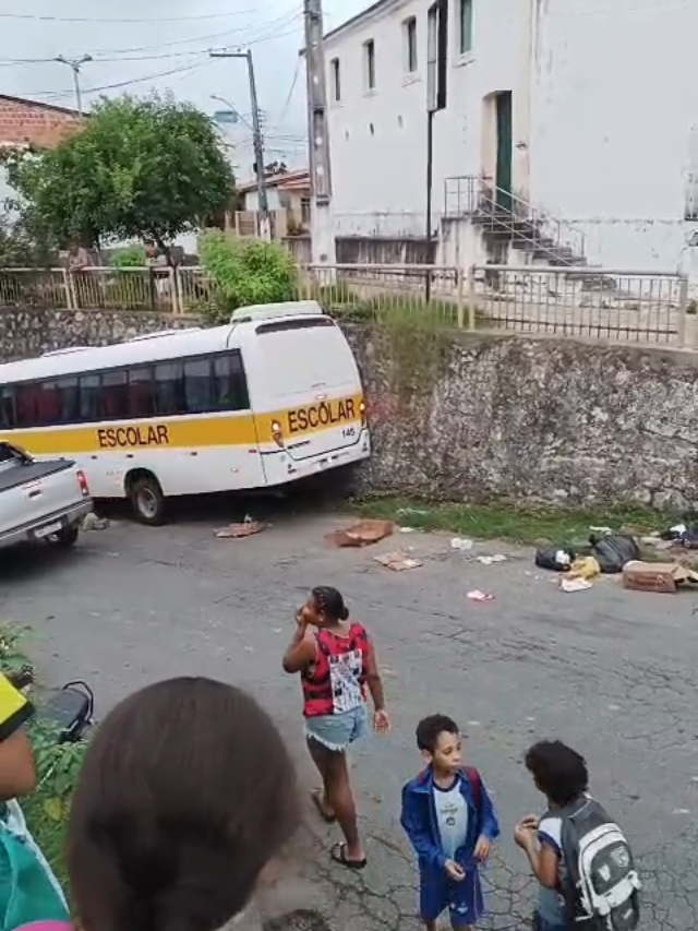 Ônibus escolar desgovernado desce ladeira e assusta moradores em Ipioca